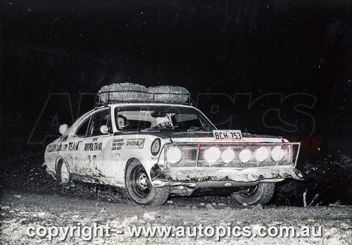 70RA06LR2500 - Colin Bond, Tony Roberts & Brian Hope, Holden Monaro GTS - Ampol Trial Rally, Around Australia, 1970 - Photographer Lance J Ruting