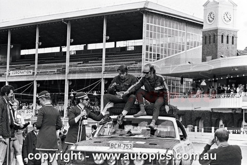 70RA06LR2522 - Colin Bond, Brian Hope & Tony Roberts, Holden Monaro HT GTS 350 - Ampol Trial Rally, Around Australia, 1970, Third Place - Photographer Lance J Ruting