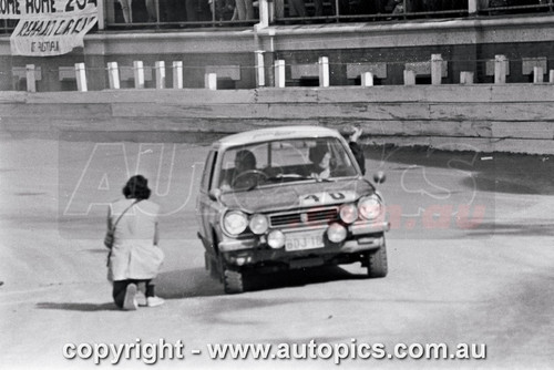 70RA06LR2528 -  Doug Stewart & George Shepheard , Mitsubishi Colt - Ampol Trial Rally, Around Australia, 1970 - Photographer Lance J Ruting