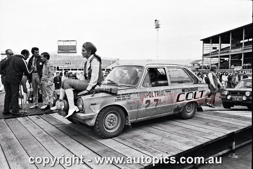 70RA06LR2530 -  Doug Chivas & Bob Riley, Mitsubishi Colt - Ampol Trial Rally, Around Australia, 1970 - Photographer Lance J Ruting