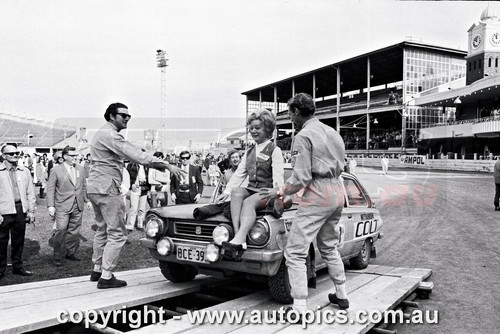 70RA06LR2534 -  Barry Lloyd & Albert Browne , Mitsubishi Colt - Ampol Trial Rally, Around Australia, 1970 - Photographer Lance J Ruting