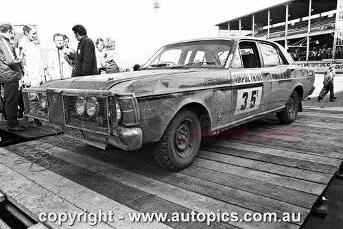 70RA06LR2541 - Bruce Hodgson & Graham Hoinville, Ford Falcon XW 500 GS - Ampol Trial Rally, Around Australia, 1970 - Photographer Lance J Ruting