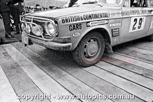70RA06LR2544 - Gerry Lister, John Laws & Bill Nolan, Volvo 142S - Ampol Trial Rally, Around Australia, 1970 - Photographer Lance J Ruting