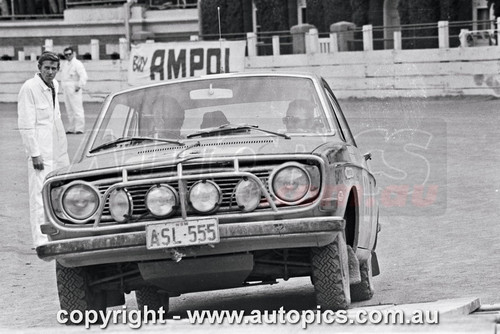 70RA06LR2545 - Gerry Lister, John Laws & Bill Nolan, Volvo 142S - Ampol Trial Rally, Around Australia, 1970 - Photographer Lance J Ruting