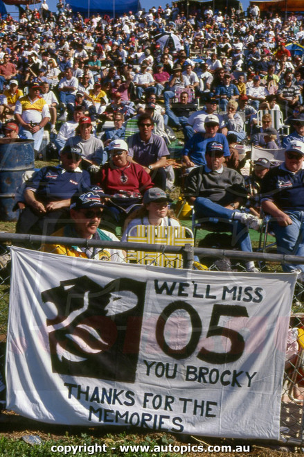 97OP11RB7014 - Peter Brock Spectators, Holden Commodore VS (HRT) Brock's Farewell - Oran Park Raceway, Narellan, New South Wales, November 16th 1997
