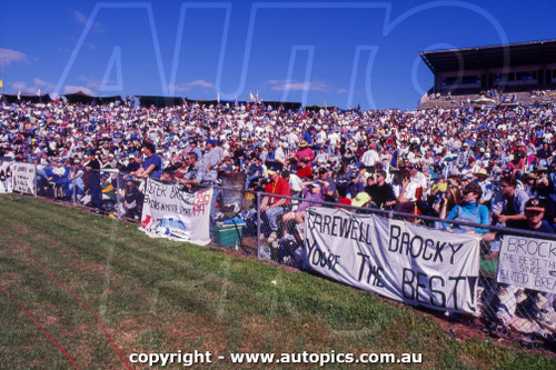 97OP11RS7021 - Spectators, Peter Brock, Holden Commodore VS (HRT) Brock's Farewell - Oran Park Raceway, Narellan, New South Wales, November 16th 1997 - Photographer Ray Simpson