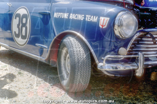 64SA09LJ7000 - Peter Manton, Morris Cooper S, The Neptune Racing Team - Sandown International Motor Raceway, Springvale, Victoria, 1964 - Photographer Laurie Johnson