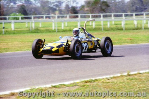 71525 - G. Handschuh Bardahl Vee  - Warwick Farm 17th October 1971 - Photographer Jeff Nield