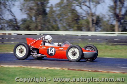 71530 - S. Wiessner Revell Vee  - Warwick Farm 17th October 1971 - Photographer Jeff Nield