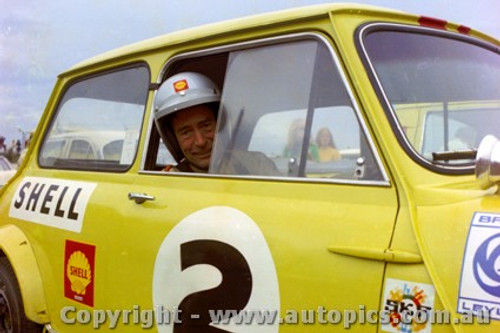 70213 - P. Manton  Morris Cooper S - Sandown 19th April 1970 - Photographer Jeff Nield