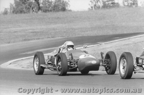 70566 - John Moxon Moxon Vee - Oran Park 12th April 1970