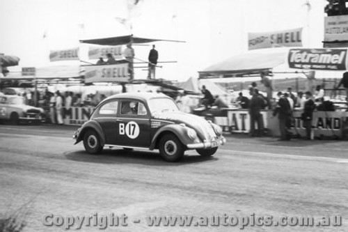 60724 - E. Perkins / G. Reynolds Volkswagen  -   Armstrong 500 Phillip Island 1960