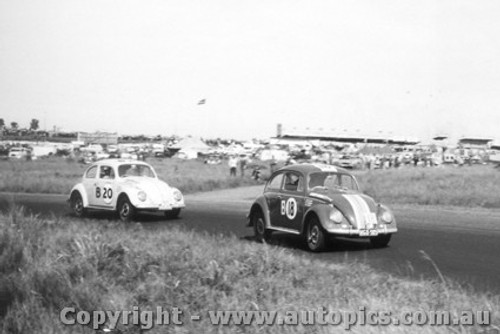 60726 - D. McKay / G. Cusack and K. Orram / M. McPherson Volkswagen  -   Armstrong 500 Phillip Island 1960