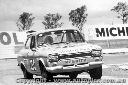 71805 - A. Cant / H. Taylor  Ford Escort 1300  -   Bathurst  1971