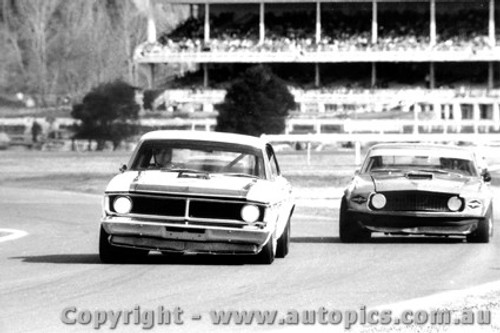 71197 - Pete  Ian  Geoghegan Super Falcon Allan Moffat Ford Mustang Tras Am  - Warwick Farm 5th September 1971 - Photographer Lance Ruting