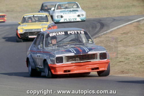 76049 - Brian Potts, Torana V8 also Garry Rogers, Escort, Oran Park Raceway, 1976 - Photographer Lance  Ruting.