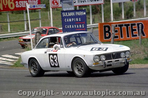 77820 - R. Dudfield / T. Niovanni  Alfa 2000 GTV 21st Outright   - Bathurst 1977 -  Photographer  Lance J Ruting