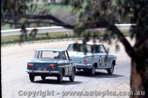 64734 - J. Bonthorne / J. Dano Cortina 1500 - L. Park / J. Roxburgh Renault R8 - Bathurst 1964 - Photographer Richard Austin