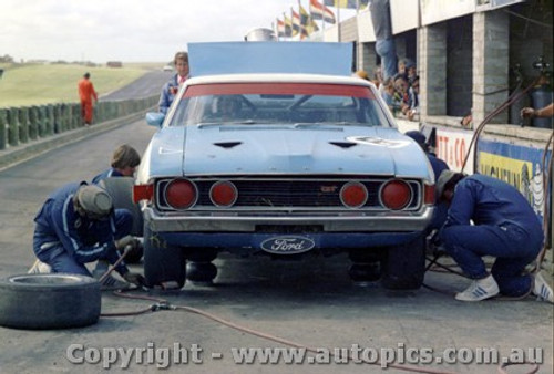 73119  -  Fred Gibson  Ford Falcon XA GT  -  Phillip Island   1973 -Photographer  Peter D Abbs