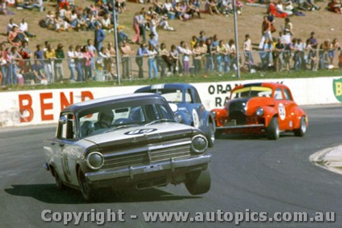 71209 - R. Anderson Holden EH / C. Evans FJ - Oran Park 1971- Photographer Jeff Nield