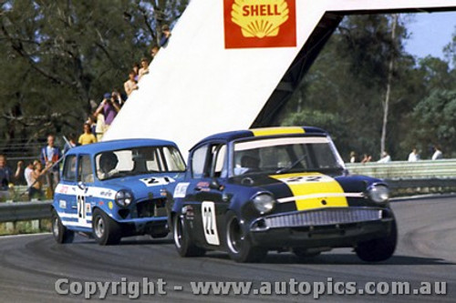 71220 - Phil Ward Anglia / John Leffler  Morris Cooper S - Warwick Farm 21st November 1971  - Photographer Jeff Nield