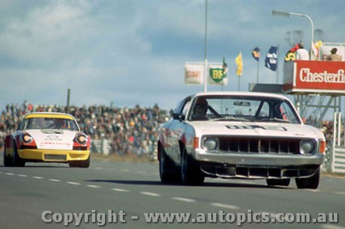 74097 - John  McCormack Ansett Charger / Jim McKeown  Porsche - Oran Park 4th August 1974 -  - Photographer Jeff Nield
