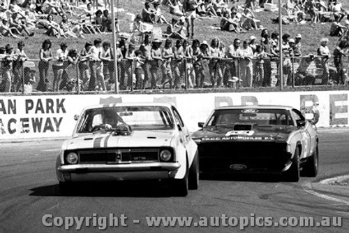 77050 - Tom Jesperson  Holden Monaro /  Allan Collins Ford Falcon - Oran Park 27th March 1977 - Photographer Lance Ruting