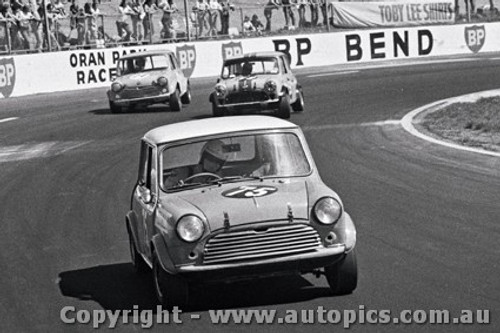 72239 - P. Mullin Morris  Mini  - 17th August 1972 - Oran Park - Photographer Lance J Ruting