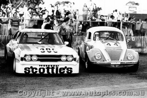 75044 - Pat Crea - Ford Cortina V8 / Darrylyn Huitt - Volkswagen V8  VW  - Calder 1975 - Photographer Peter D Abbs