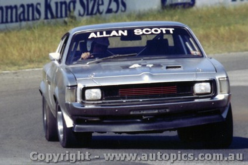82064 - Allan Scott Valiant Charger - Oran Park 1982 - Photographer   Lance J Ruting