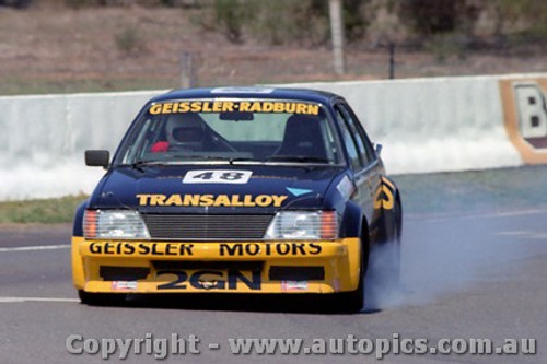 82841 - F. Geissler / R. Radburn - Holden Commodore VH - Bathurst 1982 - Photographer Lance J Ruting