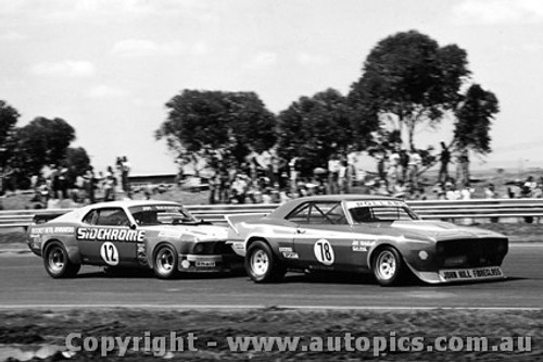 76061 - J. Pollard Camaro & J. Richards Mustang - Calder 1976 - Photographer Peter D Abbs