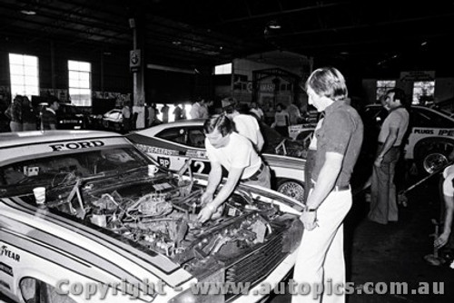 77832 - C. Bond / A. Hamilton &  A. Moffat / J. Ickx  -  Ford Falcon XC - Bathurst 1977 -  Photographer  Lance J Ruting