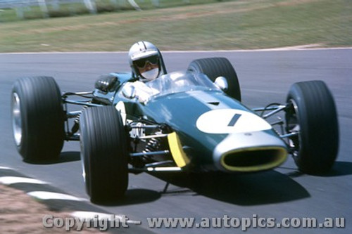 68595 - Denny Hulme - Brabham Cosworth FVA 1600 Tasman Series - Warwick Farm Tasman Series 1968 - Photographer Lance J Ruting