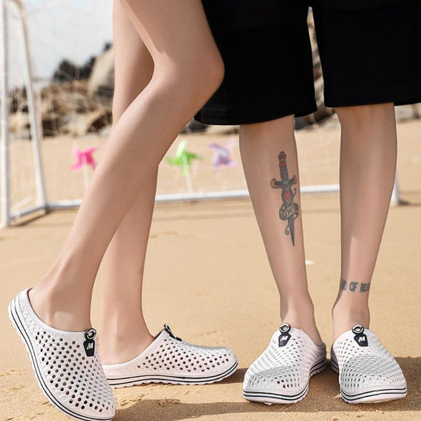 X902 Summer Beach Shoes Non-slip Flip Llops Couple Slippers Men Hole Shoes, Size: 39(Black)
