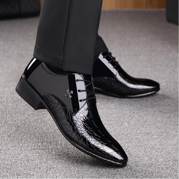 Men Pointed Glossy Crocodile Texture Leather Shoes, Shoe Size:38(Black)