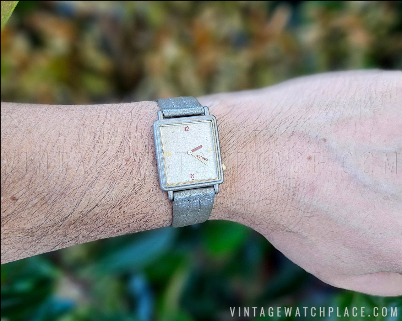 New Old Stock 90's small Seiko quartz vintage watch NOS, 2P20-5F20