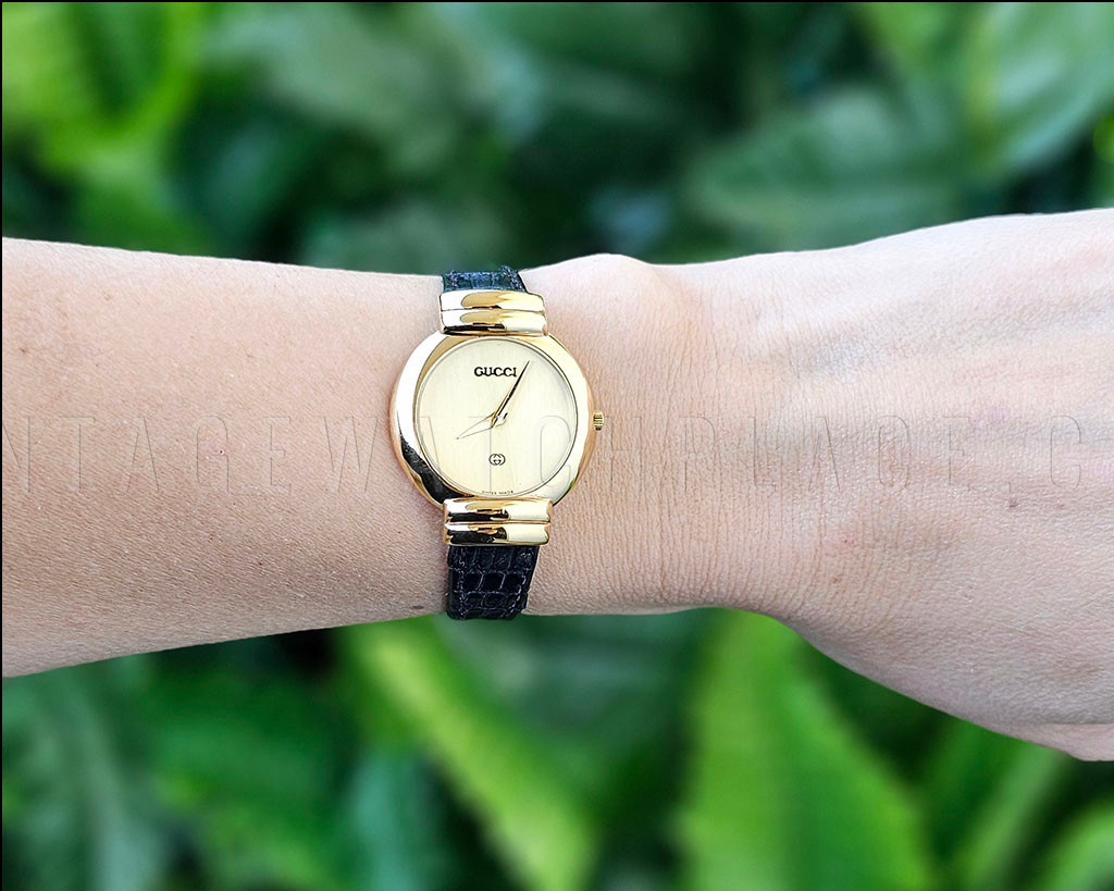 New Old Stock Ladies Gucci vintage watch, from the 90's, golden