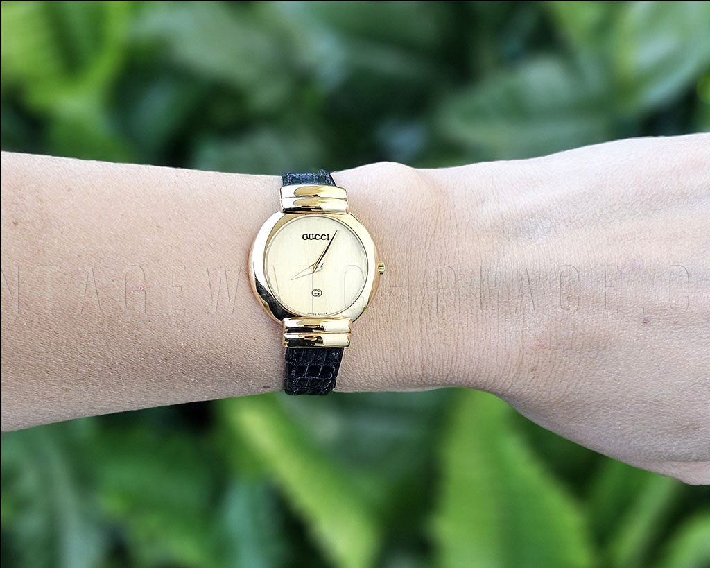 New Old Stock Ladies Gucci vintage watch, from the 90's, golden