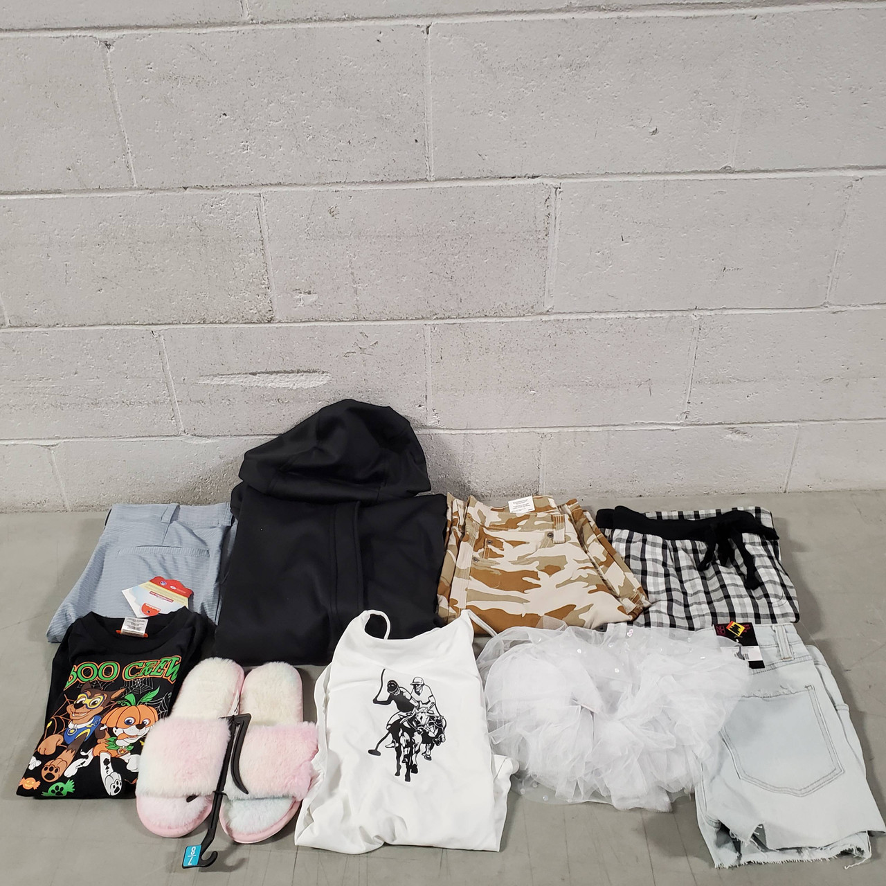 675 Units of Clothing & Accessories - MSRP $10,369 - Returns (Lot # 660531)