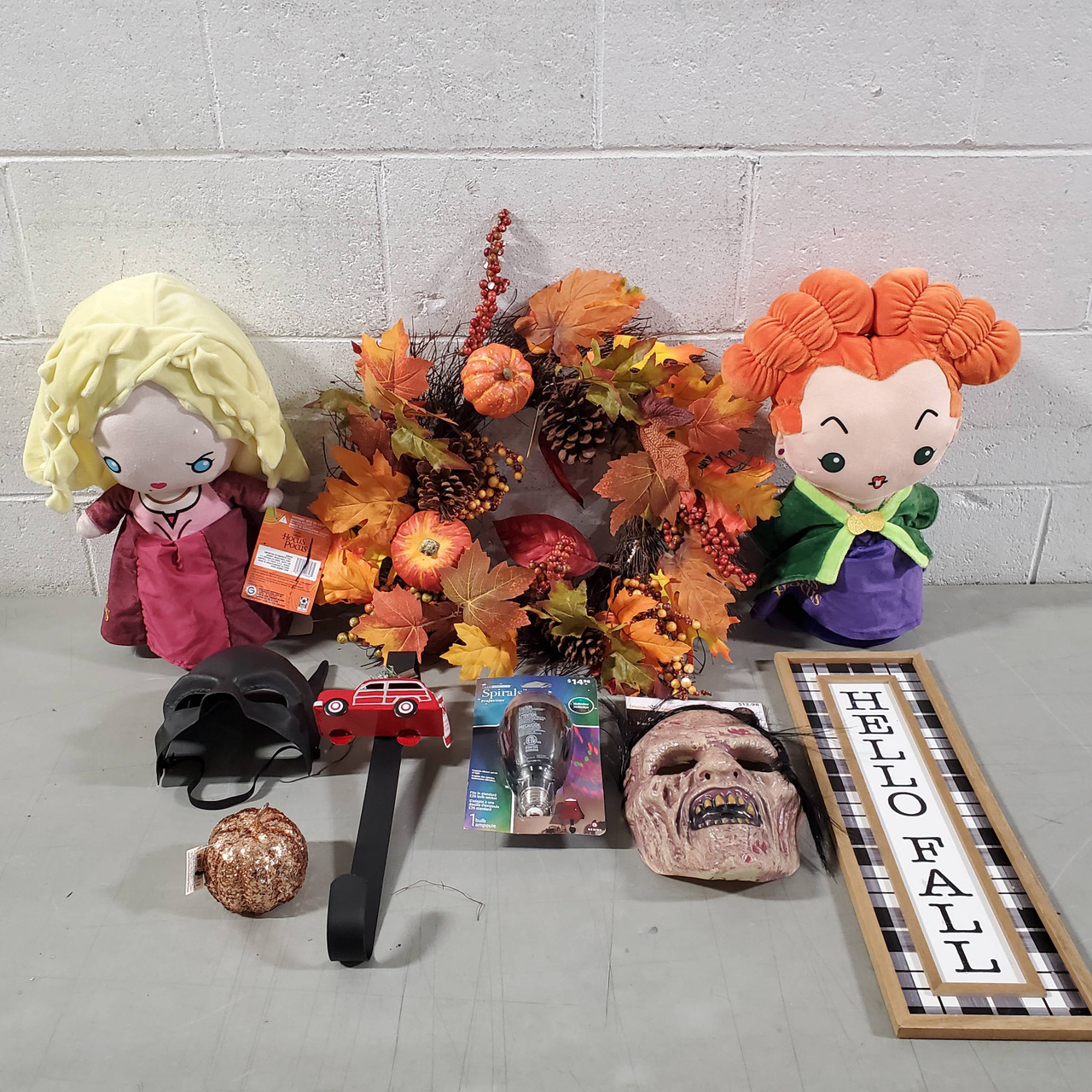 299 Units of Christmas & Seasonal - MSRP $4,164 - Returns (Lot # 666610)