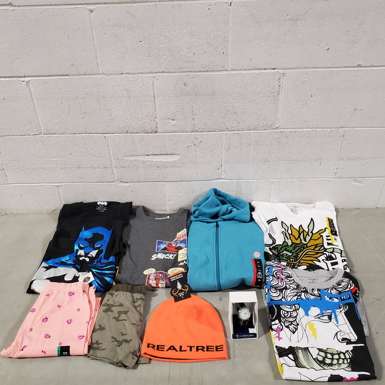 1390 Units of Clothing & Accessories - MSRP $12,717 - Returns (Lot # 668713)