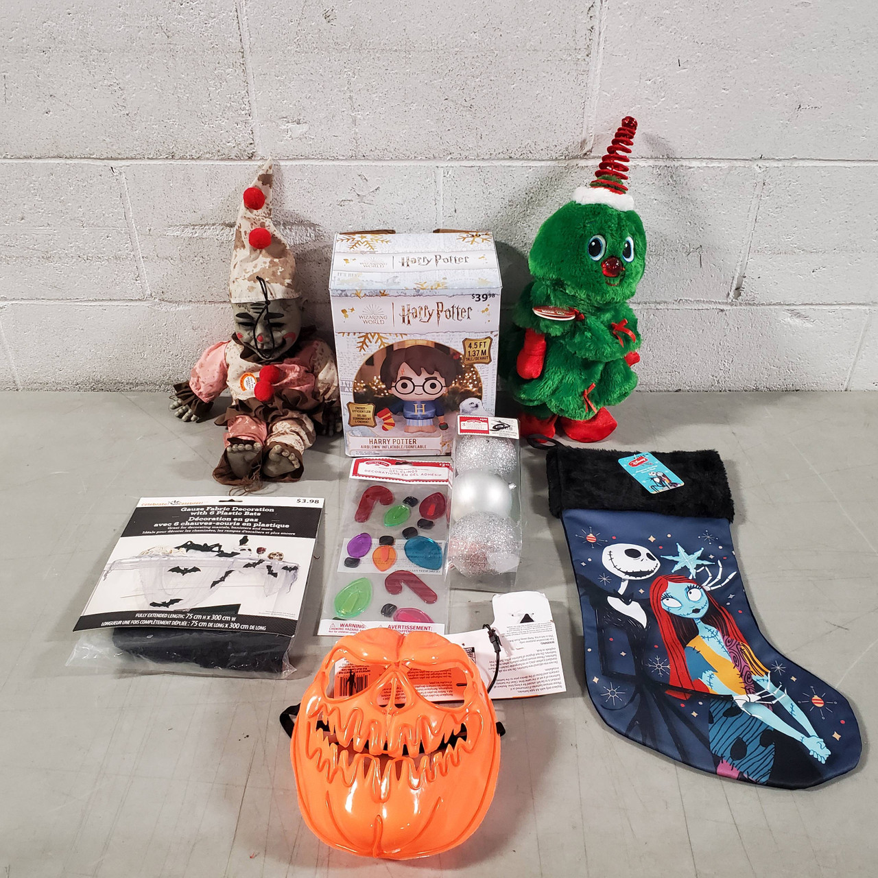 622 Units of Christmas & Seasonal - MSRP $4,333 - Returns (Lot # 668431)