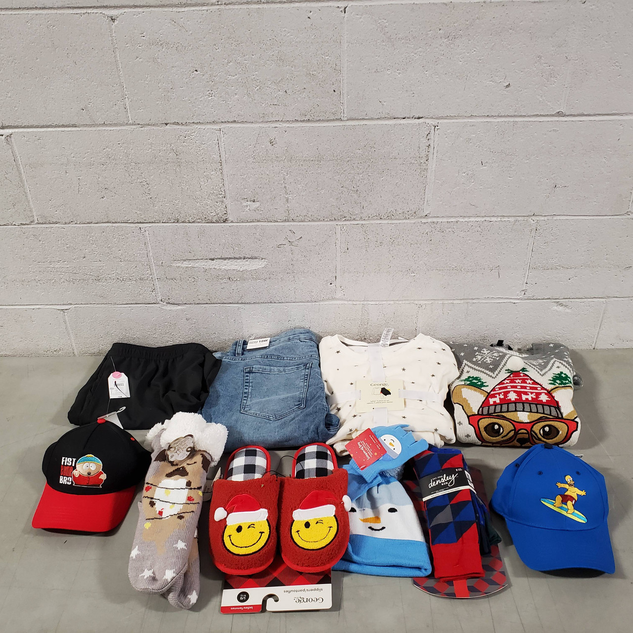 884 Units of Clothing & Accessories - MSRP $13,545 - Returns (Lot # 670428)