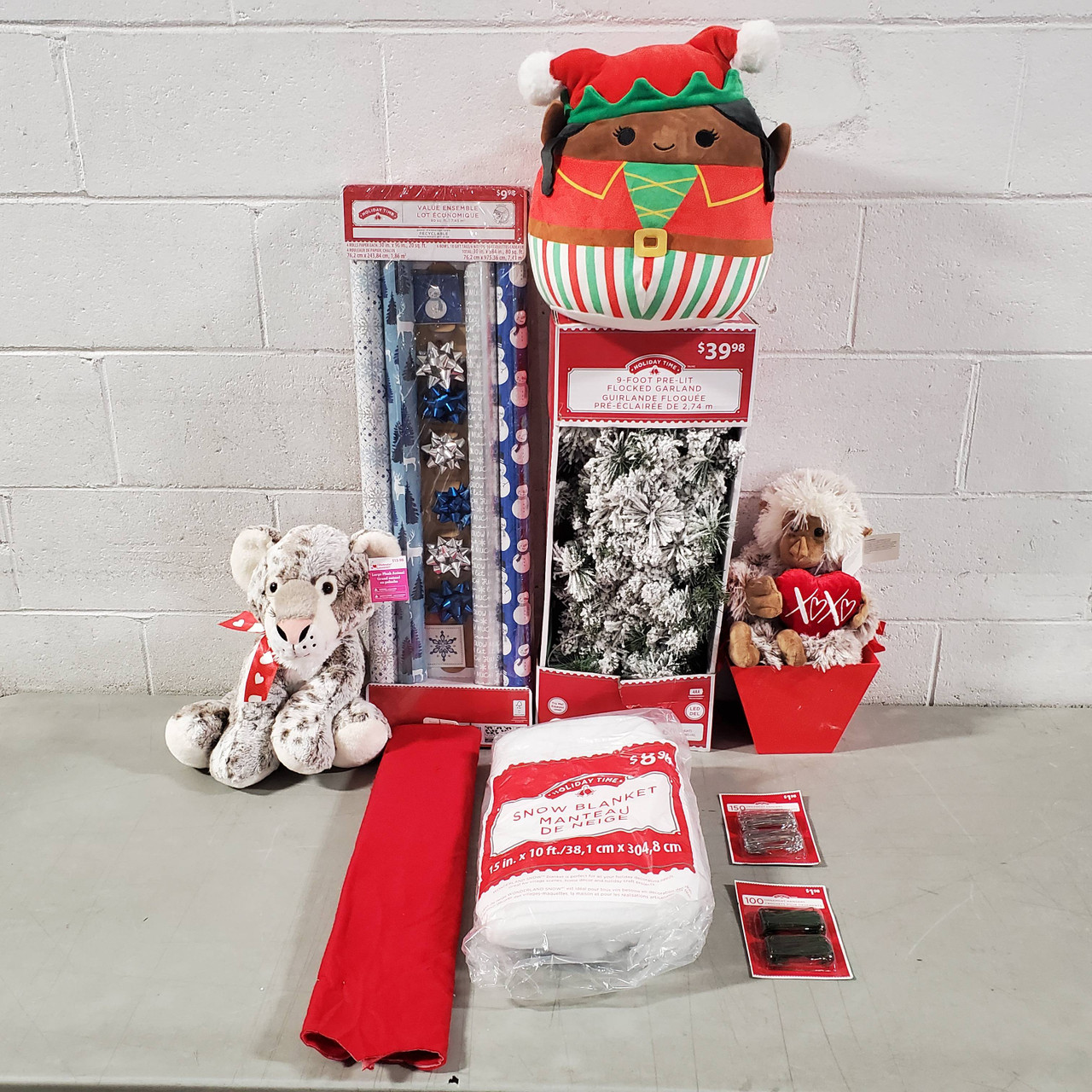 1175 Units of Christmas & Seasonal - MSRP $5,238 - Returns (Lot # 671916)