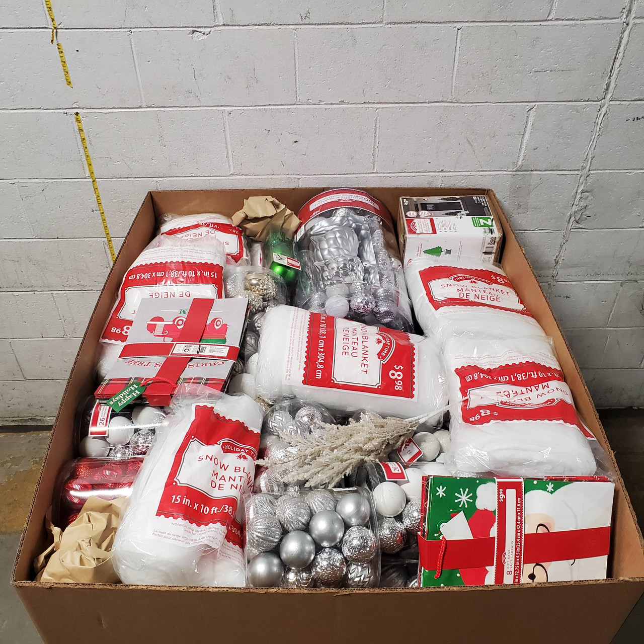 951 Units of Christmas & Seasonal - MSRP $3,071 - Returns (Lot # 672814)