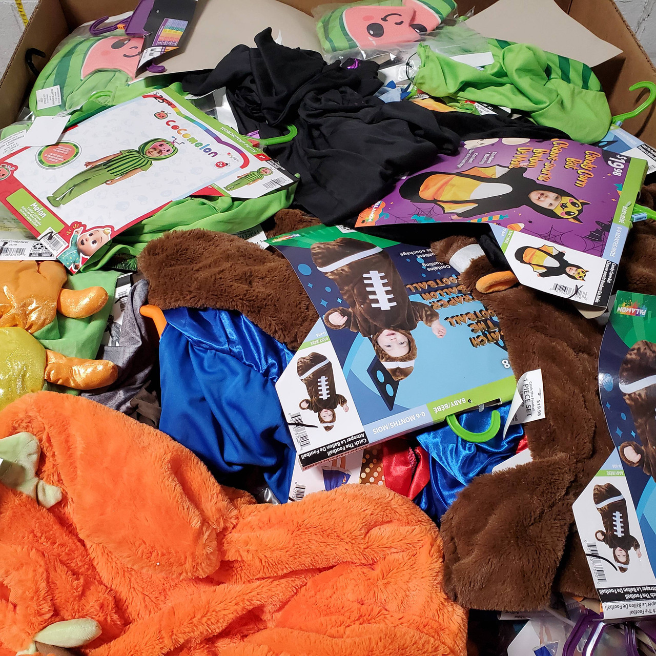 184 Units of Christmas & Seasonal - MSRP $2,101 - Returns (Lot # 672931)