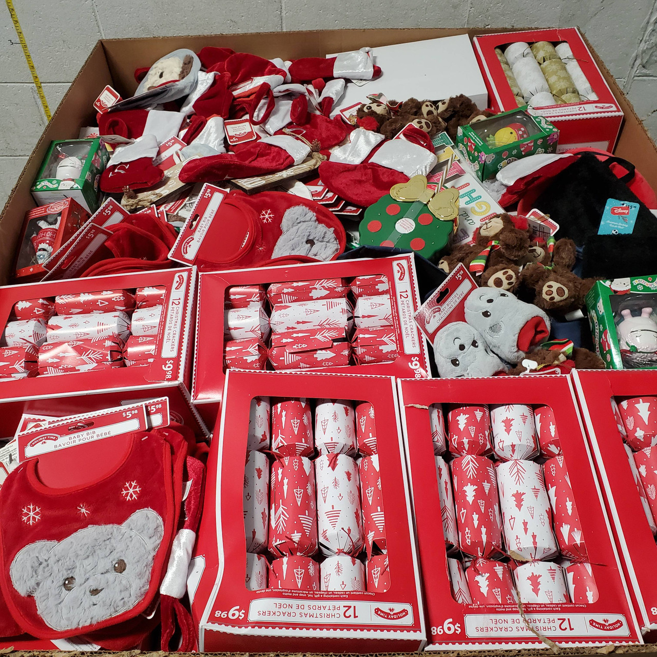 305 Units of Christmas & Seasonal - MSRP $2,343 - Returns (Lot # 676540)