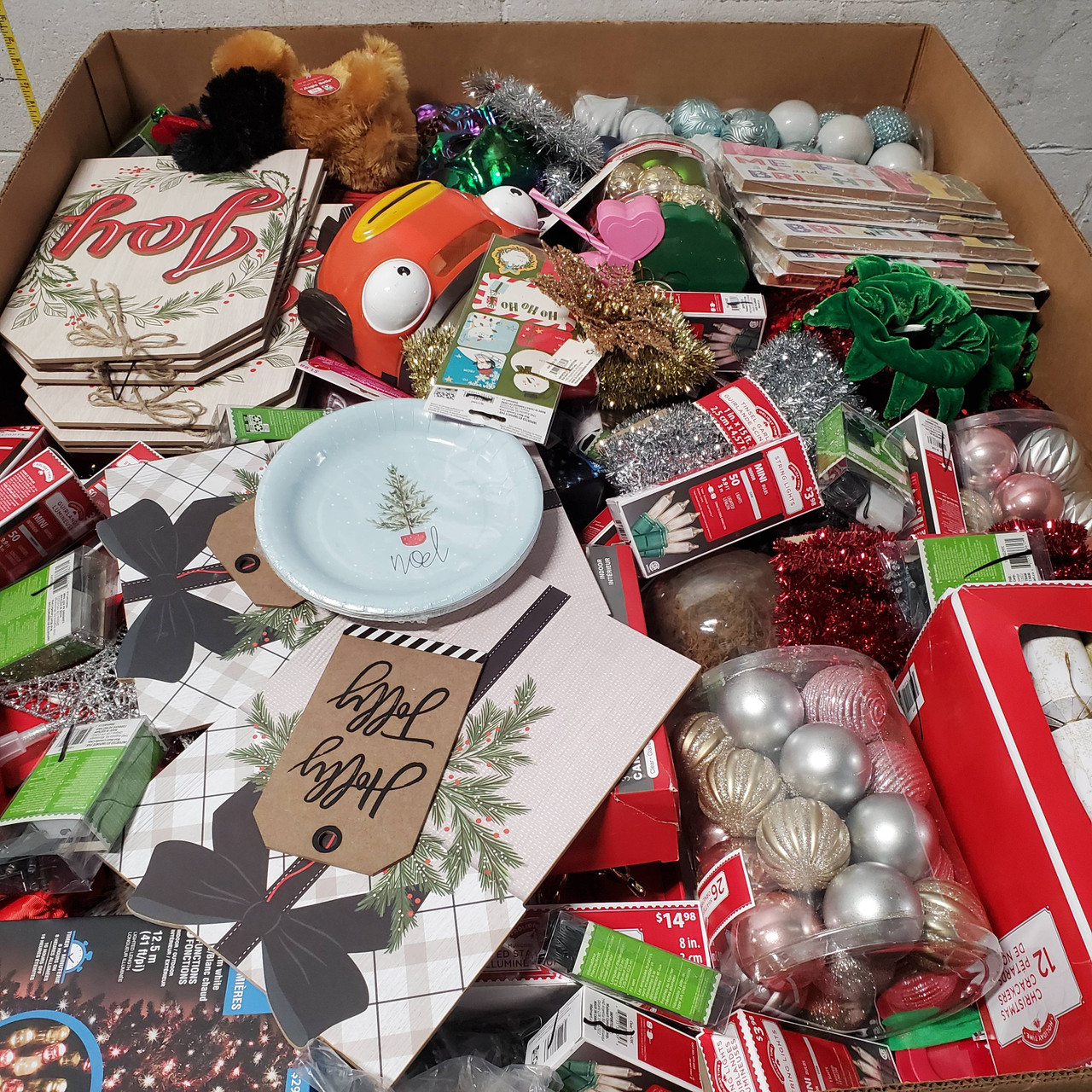 319 Units of Christmas & Seasonal - MSRP $2,868 - Returns (Lot # 677254)