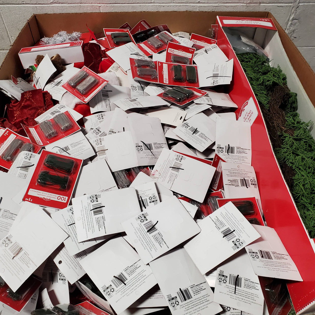 816 Units of Christmas & Seasonal - MSRP $3,371 - Returns (Lot # 677414)